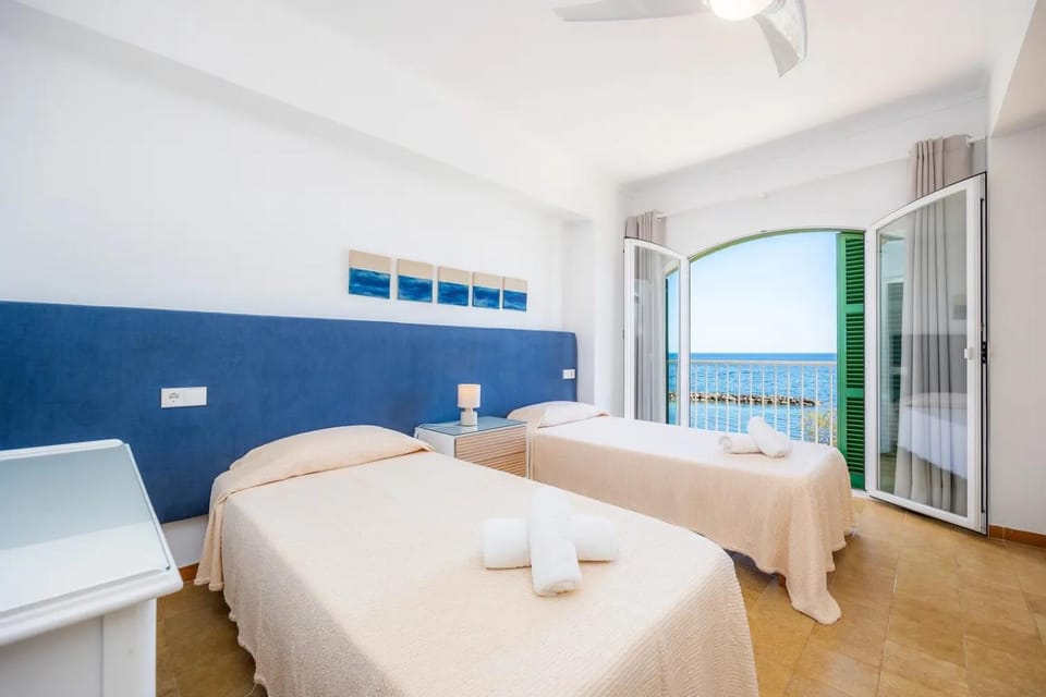 Dúplex Voramar MHM Seafront Apartment in Llevant
