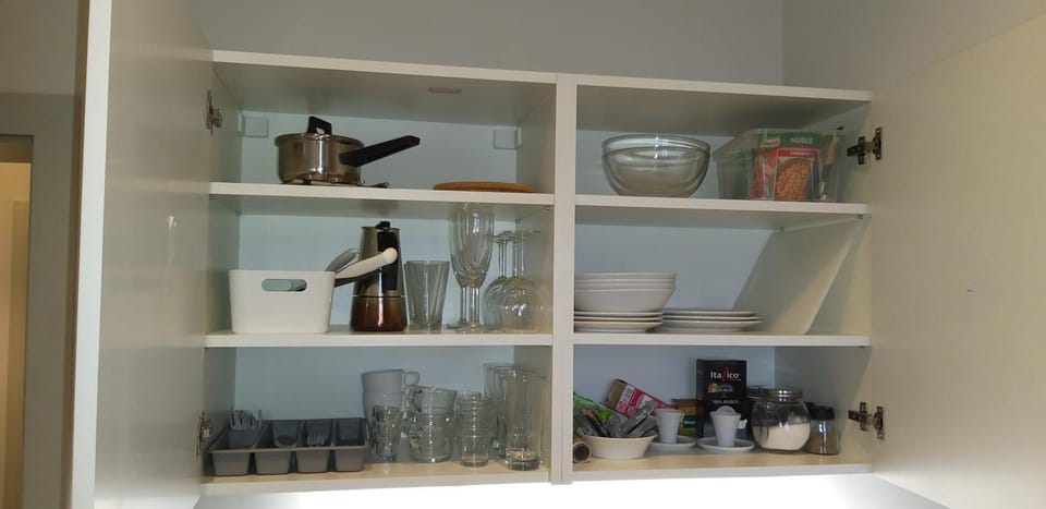 Kitchen or kitchenette, Food and drinks