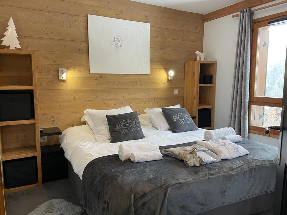Bed, Photo of the whole room, Bedroom, towels