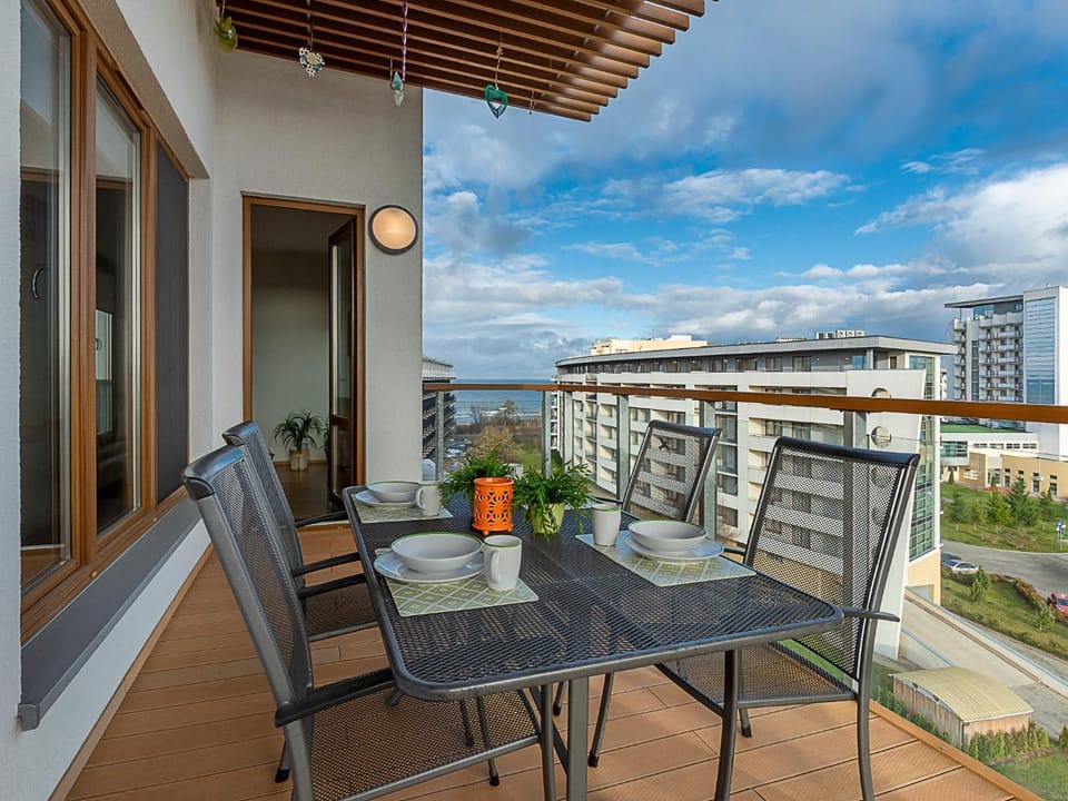 Property building, Balcony/Terrace, Seating area, Sea view