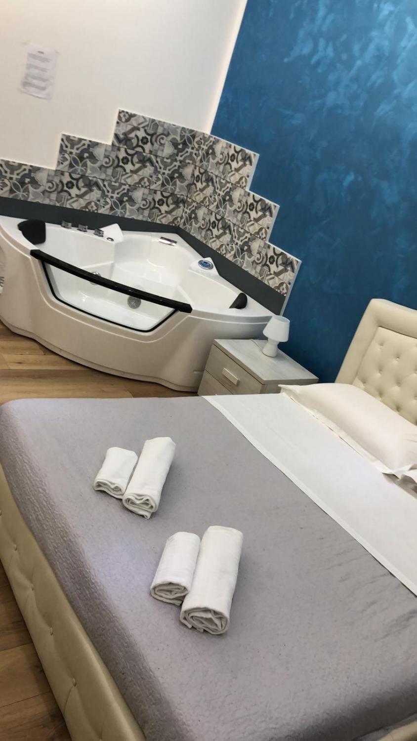Hot Tub, Bedroom