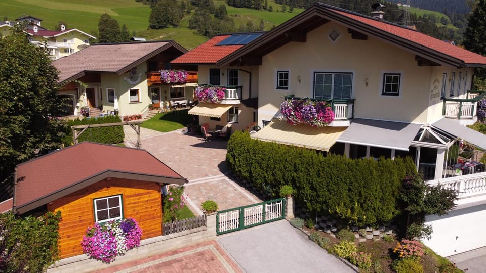 Property building, Neighbourhood, Garden, Garden view