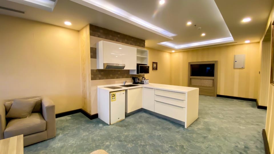 TV and multimedia, Coffee/tea facilities, Kitchen or kitchenette, microwave, minibar, oven