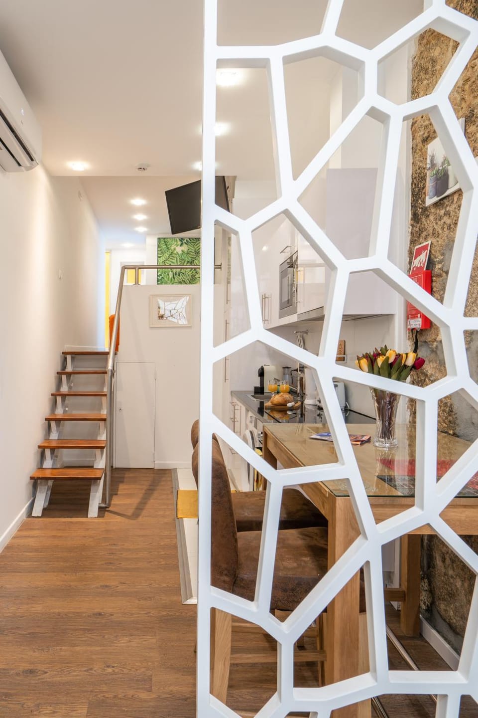 Kitchen or kitchenette, air conditioner