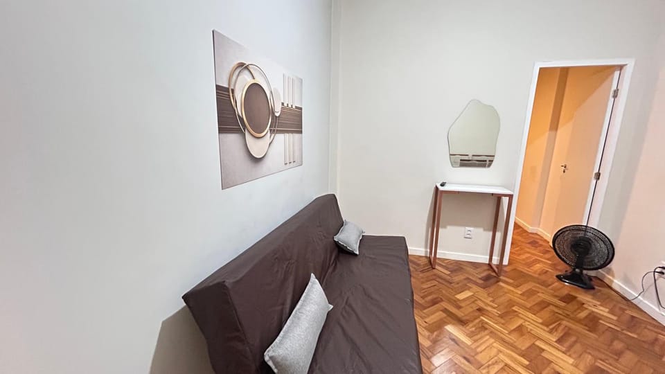 Copacabana Exclusiva, Na Rua Silva Castro, 5 min da Praia, Mais 1 Cesta de CAFÉ da MANHÃ Premium de BRINDE, Mais ESPUMANTE de boas vindas para brindar essa experiência icônica, com Ar e Wi-Fi Apartment in Rio de Janeiro
