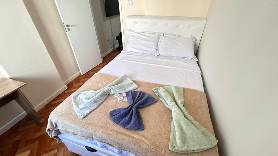 Studio Copacabana Exclusivo, Na Rua Silva Castro, 4 min da Praia e Metrô, Ganhe 1 ESPUMANTE de boas vindas nas reservas acima de 3 dias, para brindar essa experiência icônica, com Ar e Wi-Fi Apartment in Rio de Janeiro