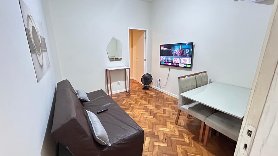 Copacabana Exclusiva, Na Rua Silva Castro, 5 min da Praia, Mais 1 Cesta de CAFÉ da MANHÃ Premium de BRINDE, Mais ESPUMANTE de boas vindas para brindar essa experiência icônica, com Ar e Wi-Fi Apartment in Rio de Janeiro