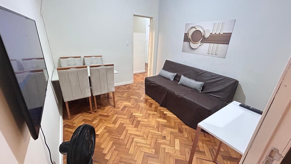 Copacabana Exclusiva, Na Rua Silva Castro, 5 min da Praia, Mais 1 Cesta de CAFÉ da MANHÃ Premium de BRINDE, Mais ESPUMANTE de boas vindas para brindar essa experiência icônica, com Ar e Wi-Fi Apartment in Rio de Janeiro
