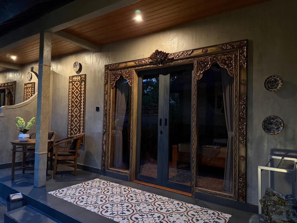 Night, Seating area
