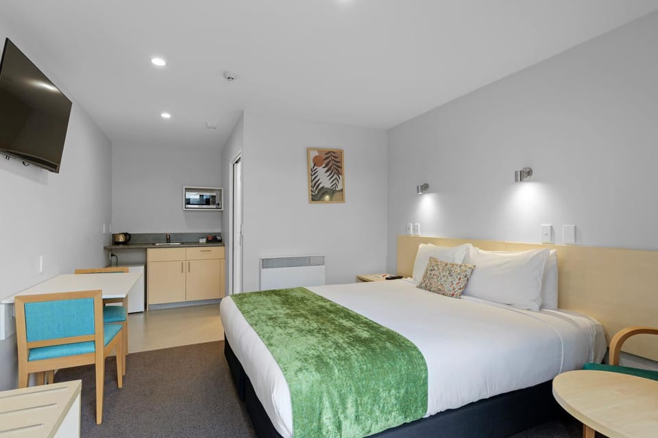 Bed, Kitchen or kitchenette, Seating area, Bedroom