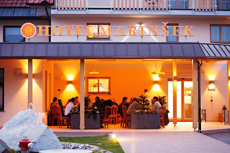 Facade/entrance, People, Balcony/Terrace, group of guests