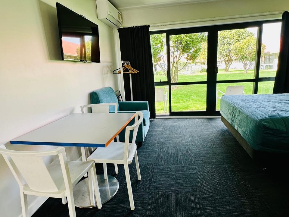Bed, TV and multimedia, Seating area, Bedroom, air conditioner