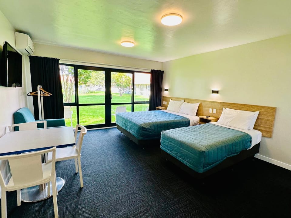 Bed, TV and multimedia, Living room, Bedroom