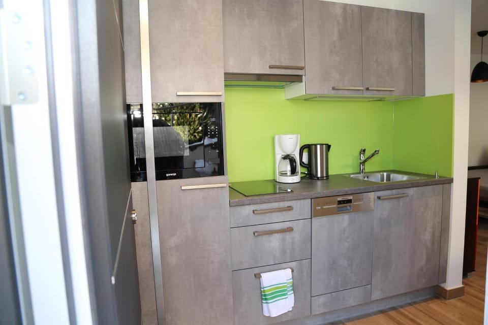 Coffee/tea facilities, Kitchen or kitchenette, dishwasher, stove