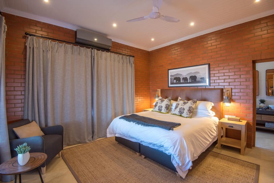 Bed, Photo of the whole room, Bedroom, fireplace