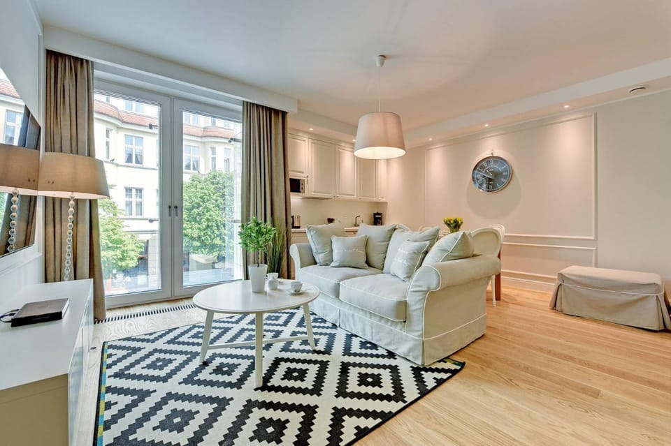 Kitchen or kitchenette, Living room, Seating area, Dining area