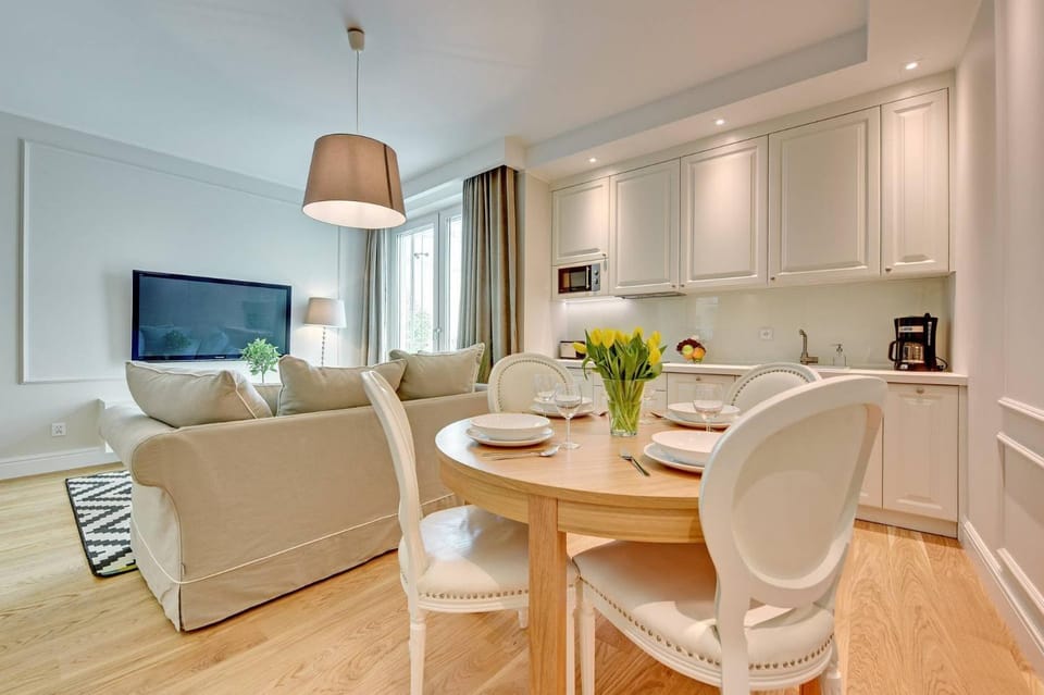 Kitchen or kitchenette, Living room, Seating area, Dining area