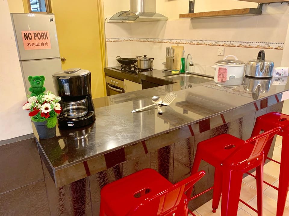 Kitchen or kitchenette, minibar, stove