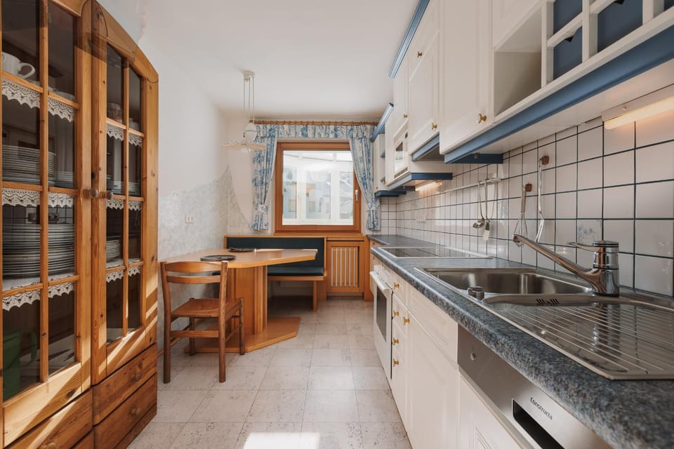 Kitchen or kitchenette, Seating area, Dining area, stove, kitchen