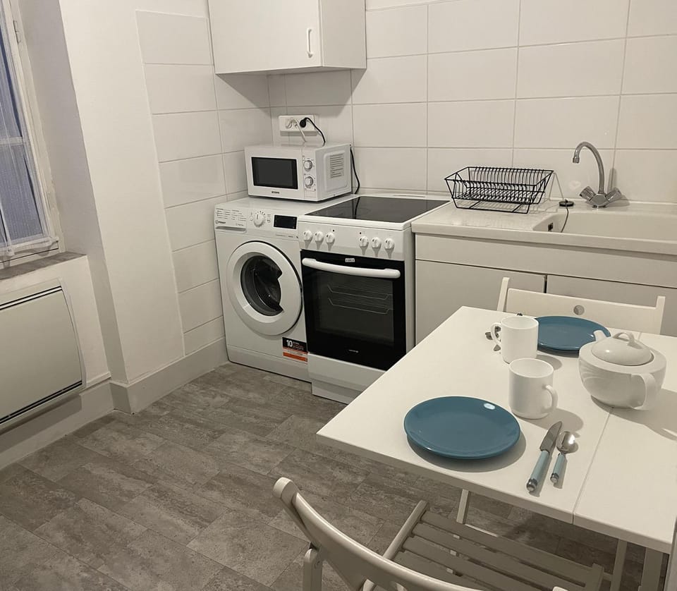 Kitchen or kitchenette, Dining area, microwave, oven, stove, washing machine