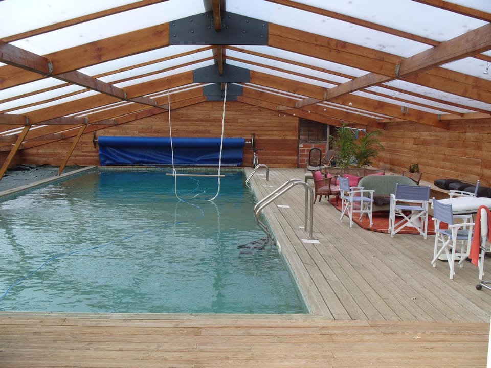 Gîte L'Ange Blanc 12 chambres, 28 personnes, piscine couverte chauffée Bed and Breakfast in Centre-Val de Loire