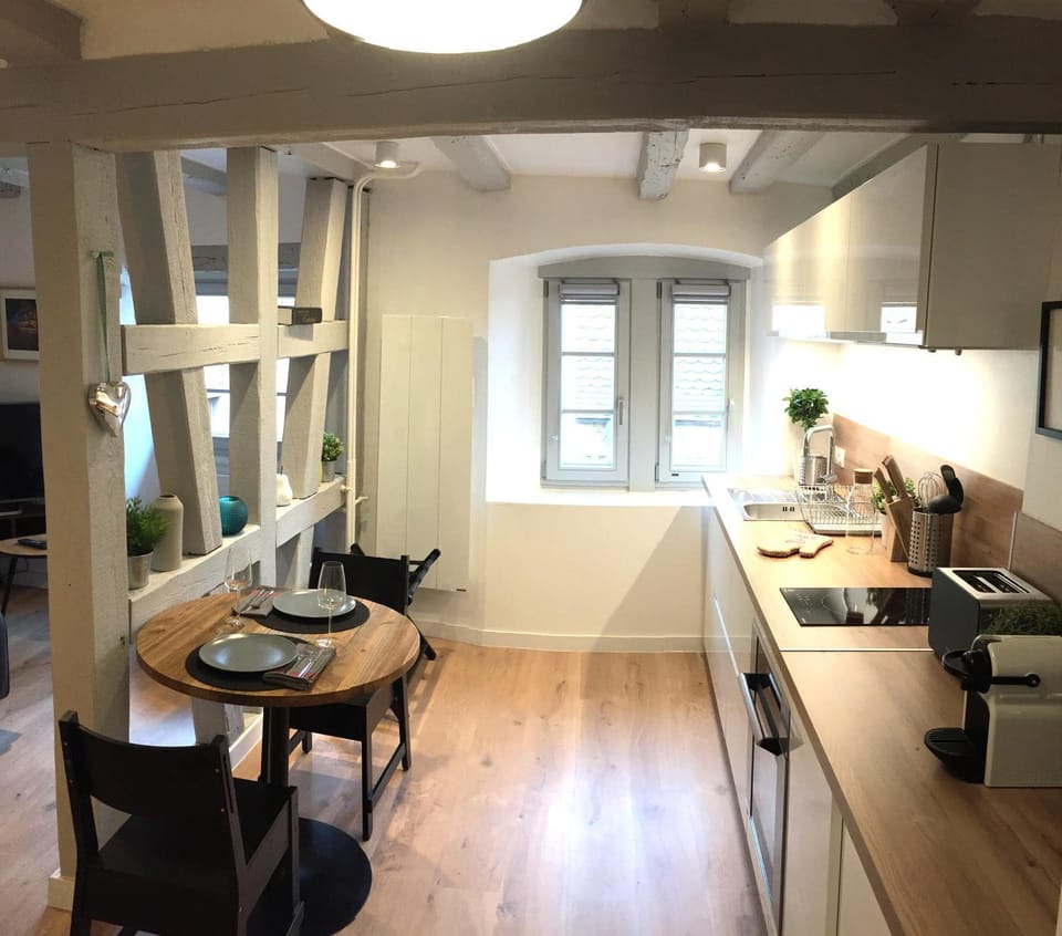 Kitchen or kitchenette, Dining area