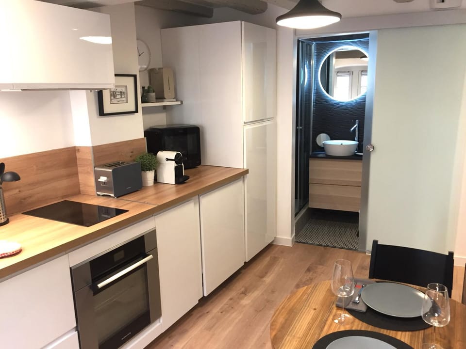 Coffee/tea facilities, Kitchen or kitchenette, Dining area
