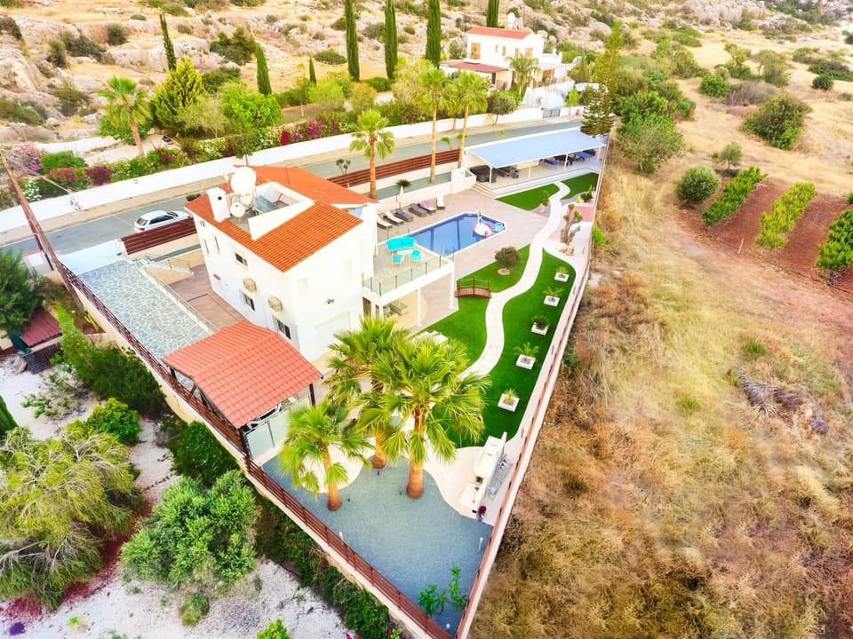 Property building, Neighbourhood, Bird's eye view, Garden, Garden view, Pool view, Street view, Swimming pool, Location, Parking