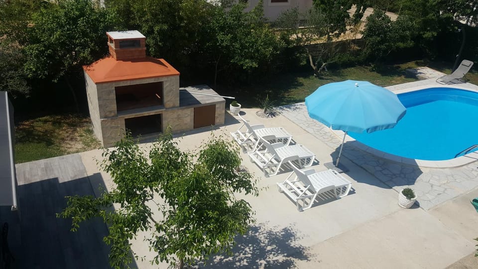 Swimming pool, Swimming pool