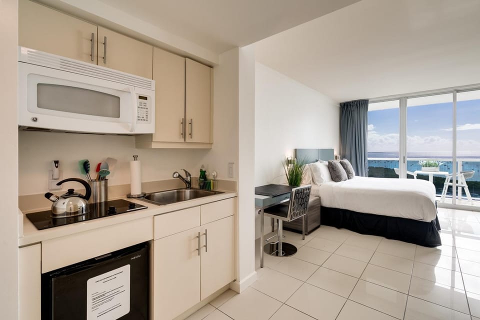 Ocean View Balcony steps from Restaurants, Peacock Park & Marina House in Coconut Grove