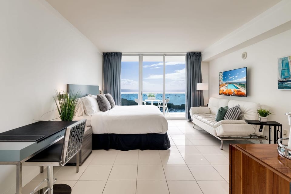 Photo of the whole room, Sea view