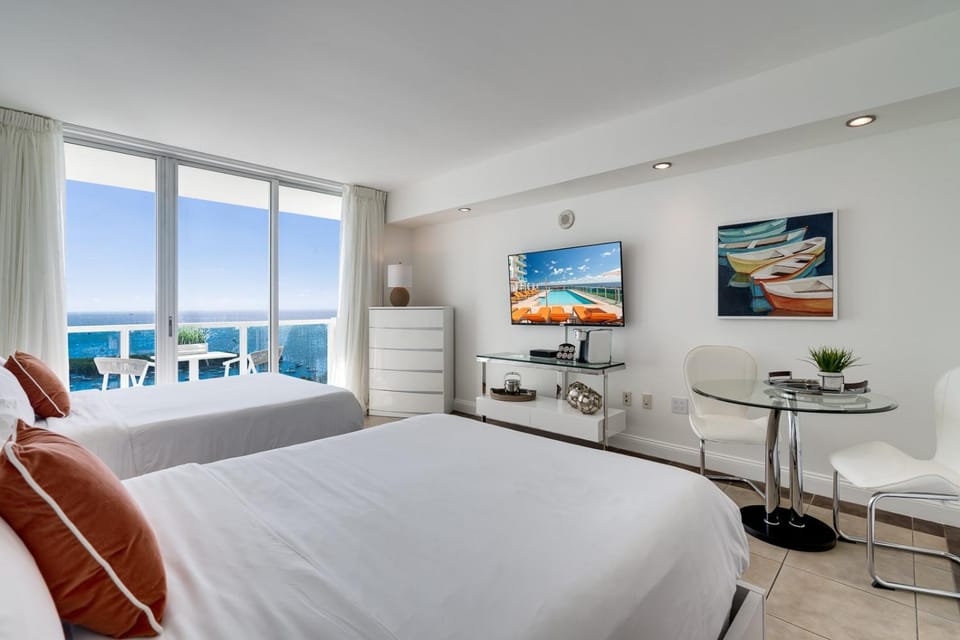 Ocean View Balcony steps from Restaurants, Peacock Park & Marina House in Coconut Grove