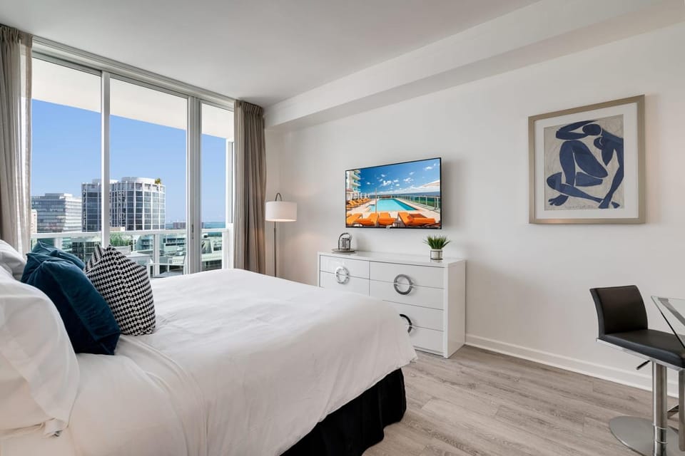 City View Balcony steps from Restaurants, Peacock Park & Marina House in Coconut Grove
