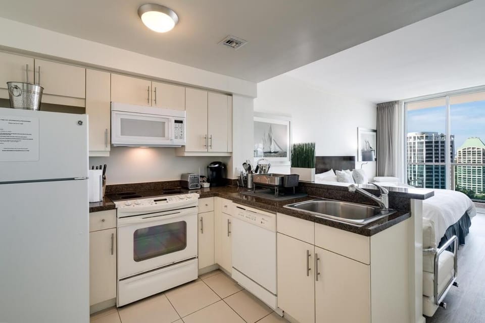 City View Balcony steps from Restaurants, Peacock Park & Marina House in Coconut Grove