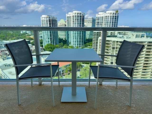 City View Balcony steps from Restaurants, Peacock Park & Marina House in Coconut Grove