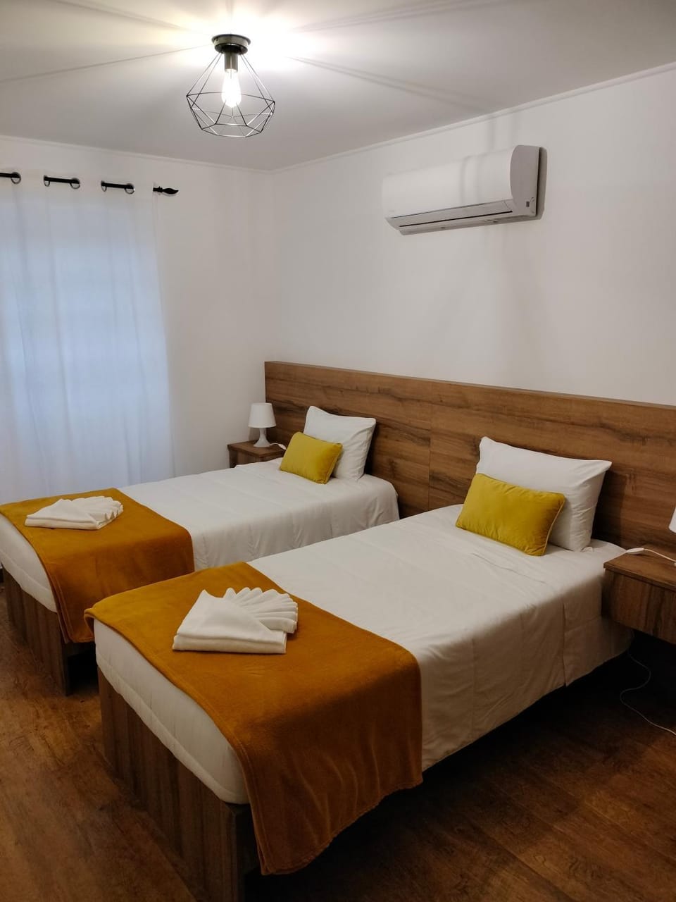 Bed, Photo of the whole room, towels, air conditioner