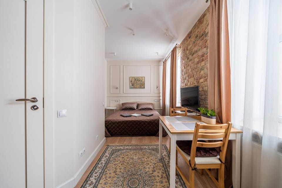 Bed, TV and multimedia, Living room, Photo of the whole room, Seating area, Dining area