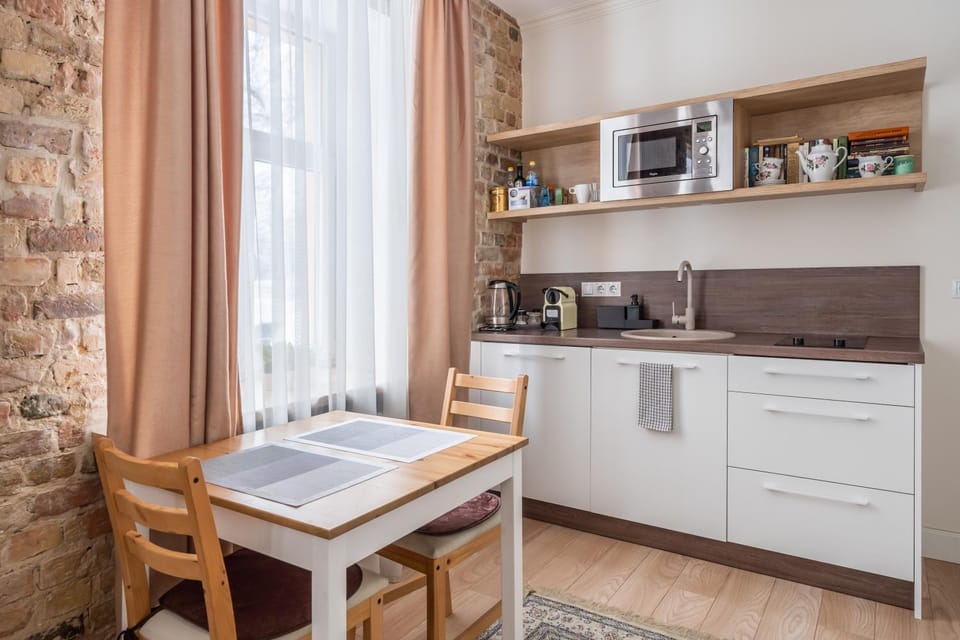 Coffee/tea facilities, Kitchen or kitchenette, Dining area, minibar