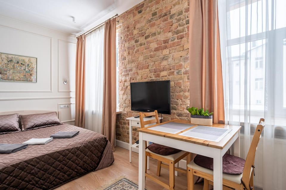 Bed, TV and multimedia, Living room, Seating area