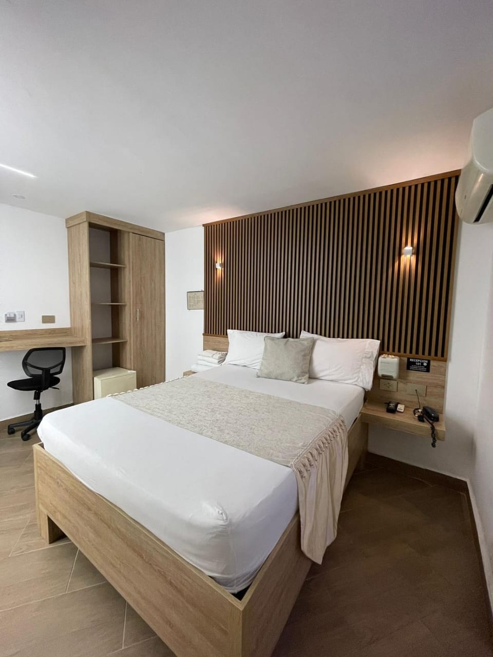 Bed, TV and multimedia, Photo of the whole room, Bedroom, towels, air conditioner