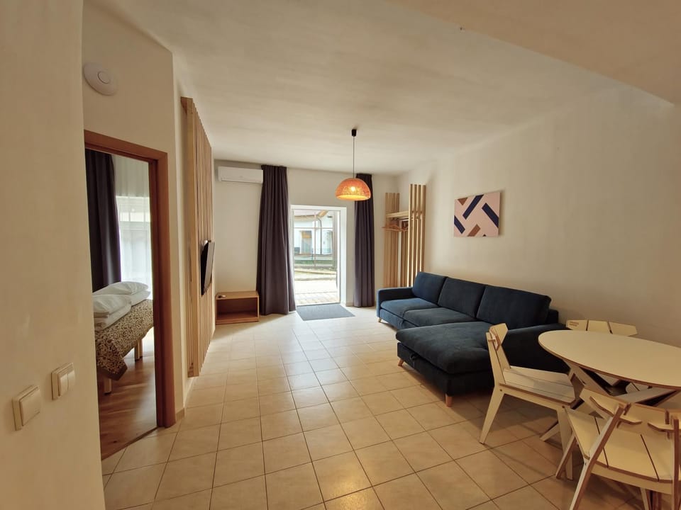 Bed, Living room, Photo of the whole room, Seating area, Dining area, Bedroom