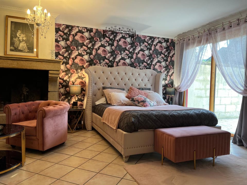Bed, Living room, Photo of the whole room, Bedroom