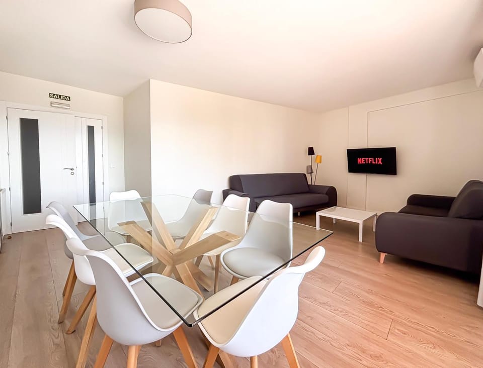 TV and multimedia, Living room, Seating area, Dining area