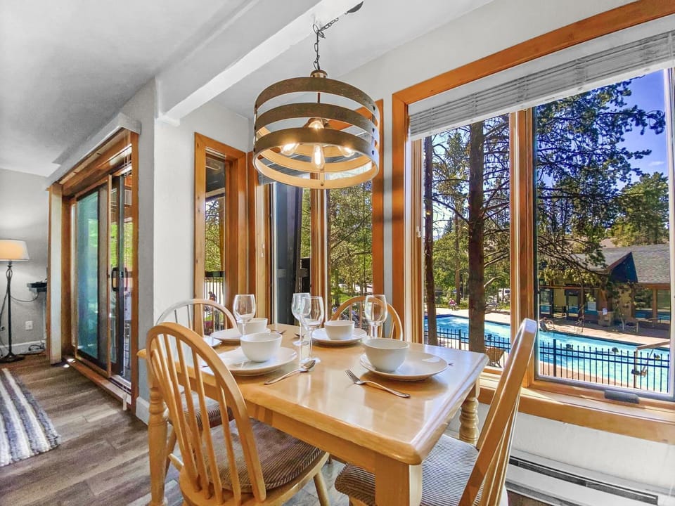 Dining area, Pool view