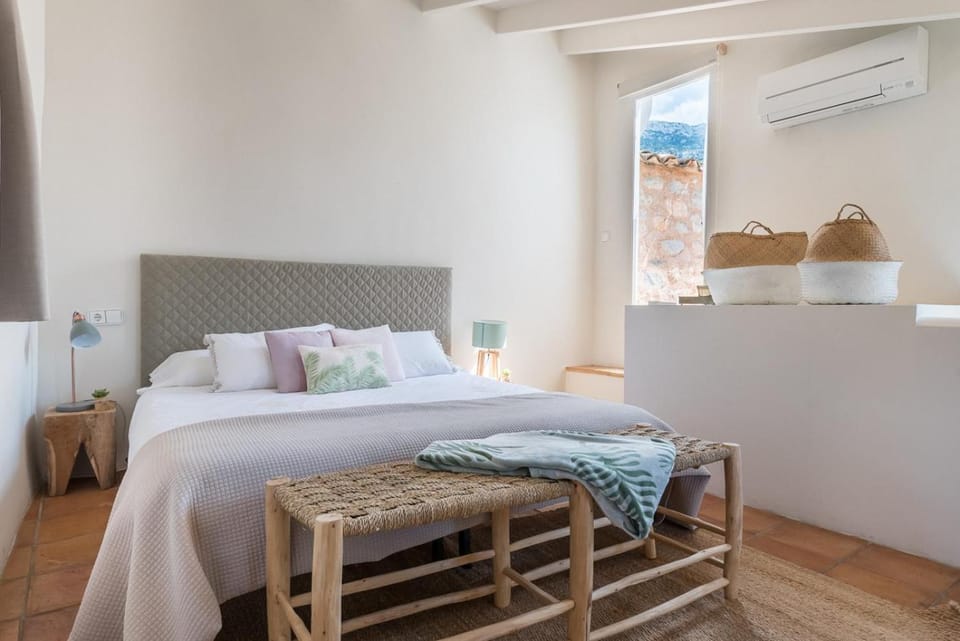 Bed, Photo of the whole room, Bedroom, air conditioner