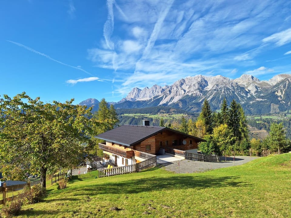 Property building, Facade/entrance, Balcony/Terrace, Mountain view, Area and facilities, Parking