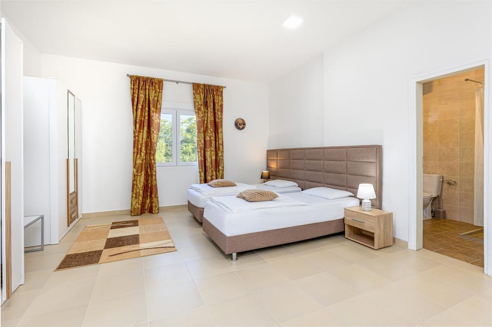 Bed, Photo of the whole room, wardrobe