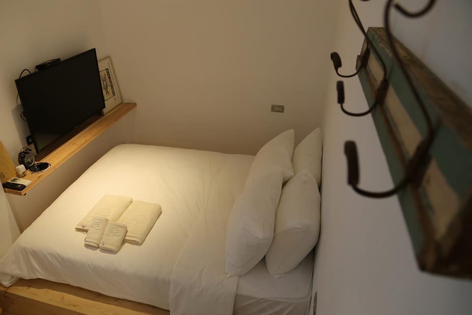 Bed, TV and multimedia, Bedroom