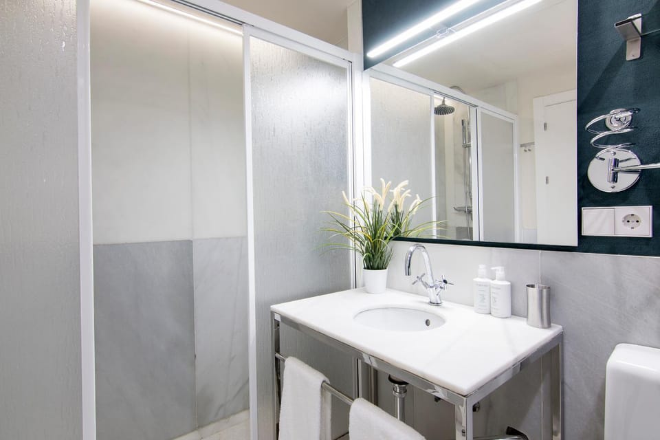 Shower, Toilet, Bathroom, towels