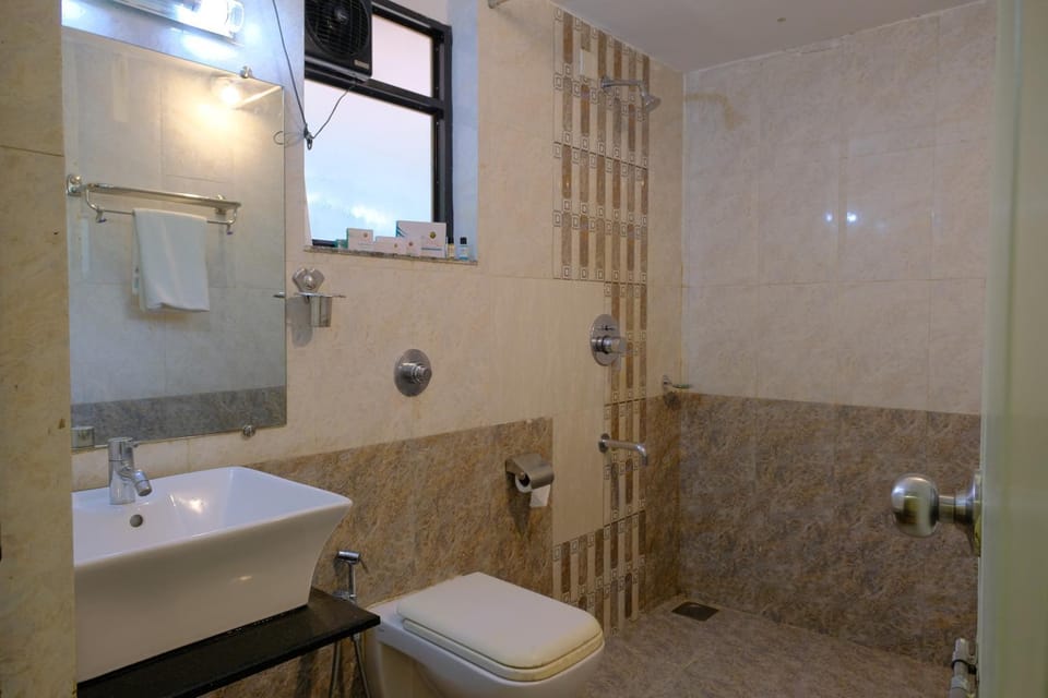Bathroom, Pool view
